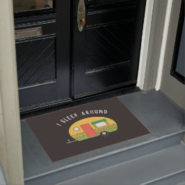 私おもしろいはRVキャンプのまわりにーダーク眠る ドアマット