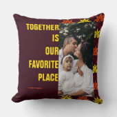私お気に入りのたちの場所：家族の名前と写真 クッション (正面)