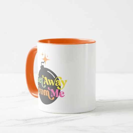 私から遠くに得る爆弾のおもしろい引用文カラフル マグカップ (正面左)