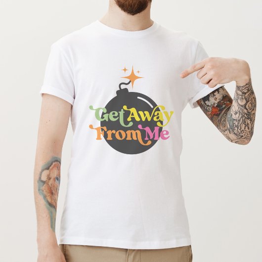 私から遠くに爆弾のアンチのおもしろい社会的グラフィックを取得 Tシャツ