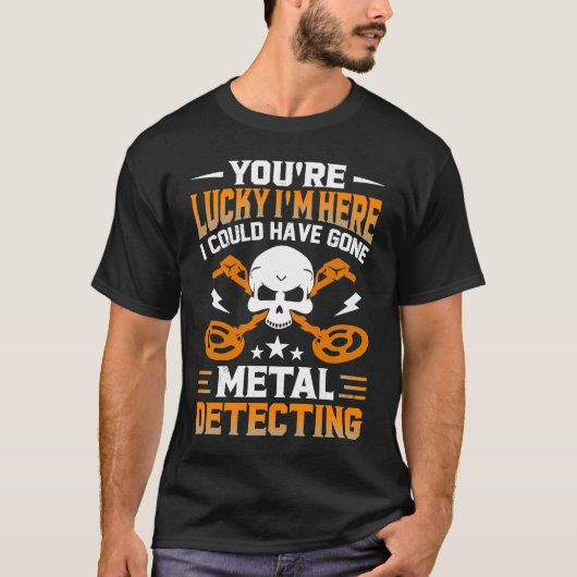 私がここにいるなんてラッキーですね、金属探知に行くところでした Tシャツ (正面)