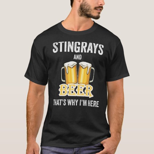 私がここにいる理由はアカエイとビール Tシャツ (正面)
