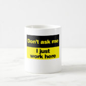 私がちょうどここに働かせる私に尋ねないで下さい コーヒーマグカップ (中央)