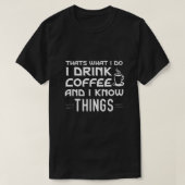 私がコーヒーを飲むのはそういうことで、私は知っている Tシャツ (デザイン正面)
