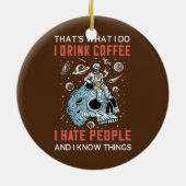 私がコーヒーを飲むのは人が嫌いだから私は セラミックオーナメント (裏面)