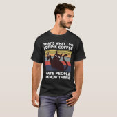 私がコーヒーを飲むのは人が嫌いだから Tシャツ (正面フル)
