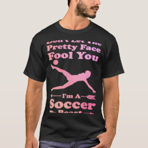私がサッカーかわいらしだと顔に騙されるな Tシャツ