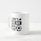 私がサッカーをコーチするのを怖がらせる必要はない コーヒーマグカップ (正面左)