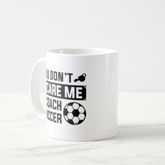 私がサッカーをコーチするのを怖がらせる必要はない コーヒーマグカップ (正面左)