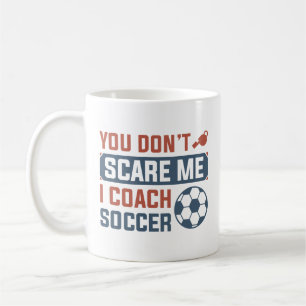 私がサッカーをコーチするのを怖がらせる必要はない コーヒーマグカップ