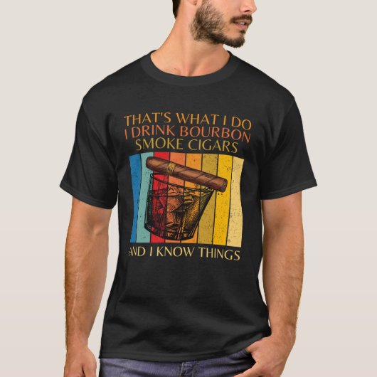 私がバーボンを飲むのは葉巻を吸う Tシャツ (正面)