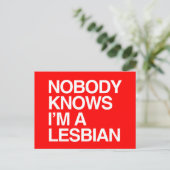 私がレズビアンであることを誰も知らない – WHITE -.png ポストカード (スタンド正面)