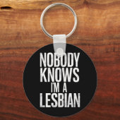 私がレズビアンのゲイプライドLBGTだって誰も知おもしろいらない キーホルダー (正面)