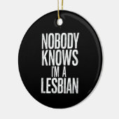 私がレズビアンのゲイプライドLBGTだって誰も知おもしろいらない セラミックオーナメント (左)