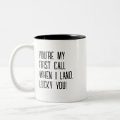 「私が上陸したらあなたは最初に電話してくるよ、幸運おもしろい」 ツートーンマグカップ (左)