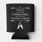 私が何をしているのか – 私はDoomscrollと私は物事を知っている 缶クーラー (裏面)