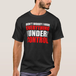 私が全てをコントロールしている心配するなおもしろい Tシャツ