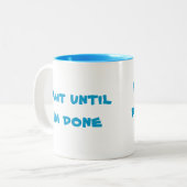 私が勤務中だったまで私終了する待って下さい ツートーンマグカップ (正面左)