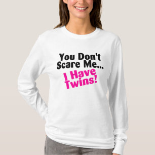 私が双生児のピンクの黒を有する私をおびえさせません Tシャツ