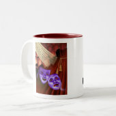 私が大好きなドラマの面を背中に描く ツートーンマグカップ (正面左)