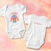 私が女の子の虹のためにベビーのボディスーツを一つ替えた ベビーボディスーツ