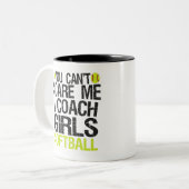 私が女子ソフトボールをコーチする怖がらせることはできないおもしろい ツートーンマグカップ (正面左)