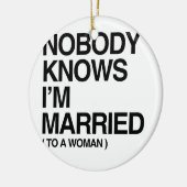 私が女性- .pngに結婚したであることをだれも知りません セラミックオーナメント (左)