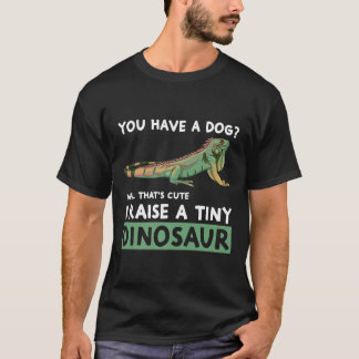 私が小さな恐竜のイグアナを育てる犬を持っている Tシャツ