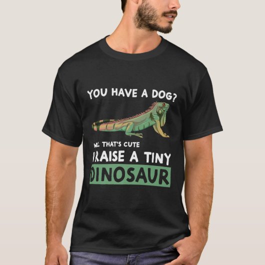 私が小さな恐竜のイグアナを育てる犬を持っている Tシャツ (正面)