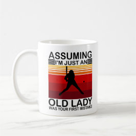 私が年老いた女性だと仮定するのが君の最初だった コーヒーマグカップ