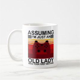 私が年老いた女性だと仮定するのが君の最初だった コーヒーマグカップ