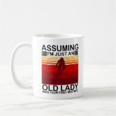 私が年老いた女性だと仮定するのが君の最初だった コーヒーマグカップ (左)