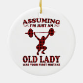 私が年配の女性だと思って重量挙げ女性 セラミックオーナメント (裏面)