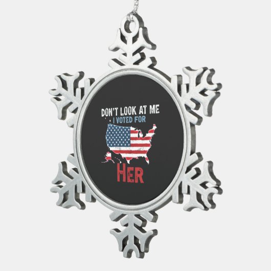 私が彼女のカマラハリスに投票した私を見ていない スノーフレークピューターオーナメント (右)