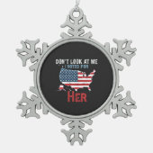 私が彼女のカマラハリスに投票した私を見ていない スノーフレークピューターオーナメント (正面)