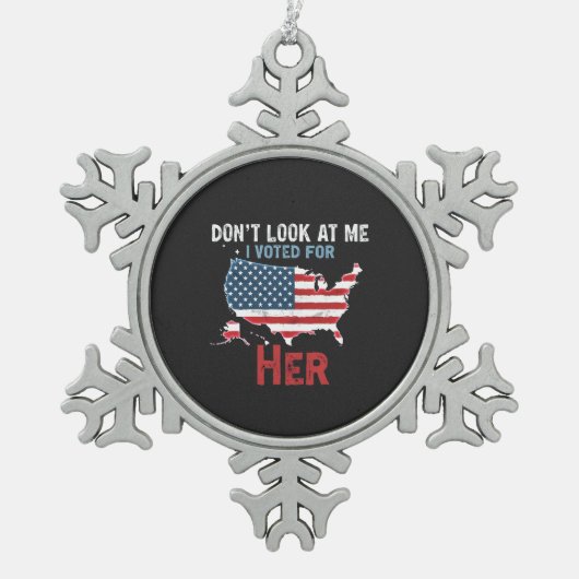 私が彼女のカマラハリスに投票した私を見ていない スノーフレークピューターオーナメント (正面)