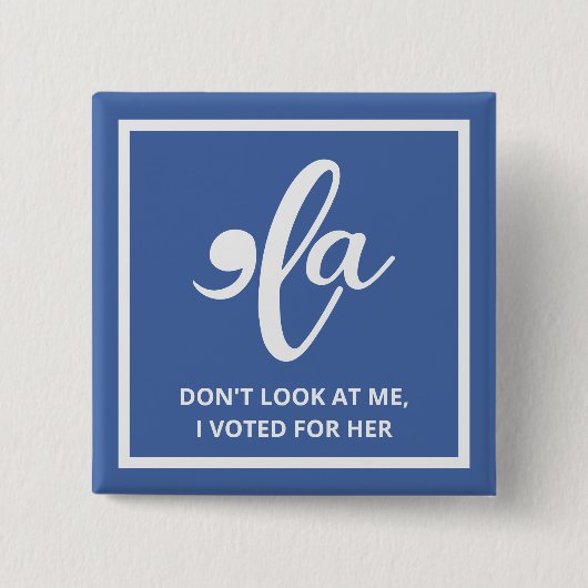 私が彼女の青いカマラに投票した私を見ない 缶バッジ (正面)