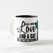 私が必要とするすべてはおもしろい愛および猫または2または5です ツートーンマグカップ (正面左)
