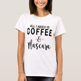 私が必要とするすべてはコーヒーおよびマスカラです Tシャツ