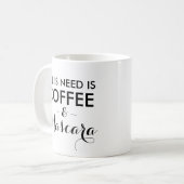 私が必要とするすべてはコーヒーおよびマスカラのおもしろいな引用文のhipstです コーヒーマグカップ (正面左)