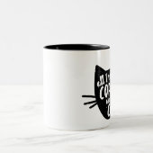 "私が必要とするすべてはコーヒーおよび私の猫"のマグです ツートーンマグカップ (中央)
