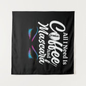 私が必要なのはコーヒーとマスカラのメイクアップアーティスト タペストリー (正面(横))