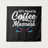 私が必要なのはコーヒーとマスカラのメイクアップアーティスト タペストリー (正面)