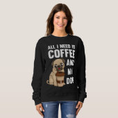 私が必要なのはコーヒーと私の犬だけ – コーヒーギのパグ スウェットシャツ (正面フル)