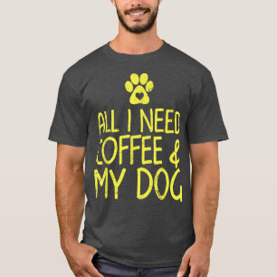 私が必要なのはコーヒーと私の犬のシャツのカフェイン値 Tシャツ