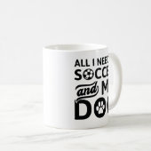 私が必要なのはサッカーと私の犬だけだ コーヒーマグカップ (正面右)