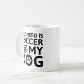 私が必要なのはサッカーと私の犬だけだ コーヒーマグカップ (正面左)