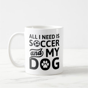 私が必要なのはサッカーと私の犬だけだ コーヒーマグカップ