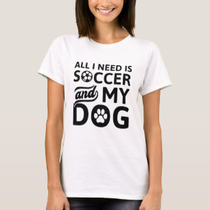 私が必要なのはサッカーと私の犬だけだ Tシャツ