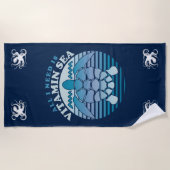 私が必要なのはビタミン海 – レトロカメ ビーチタオル (正面)